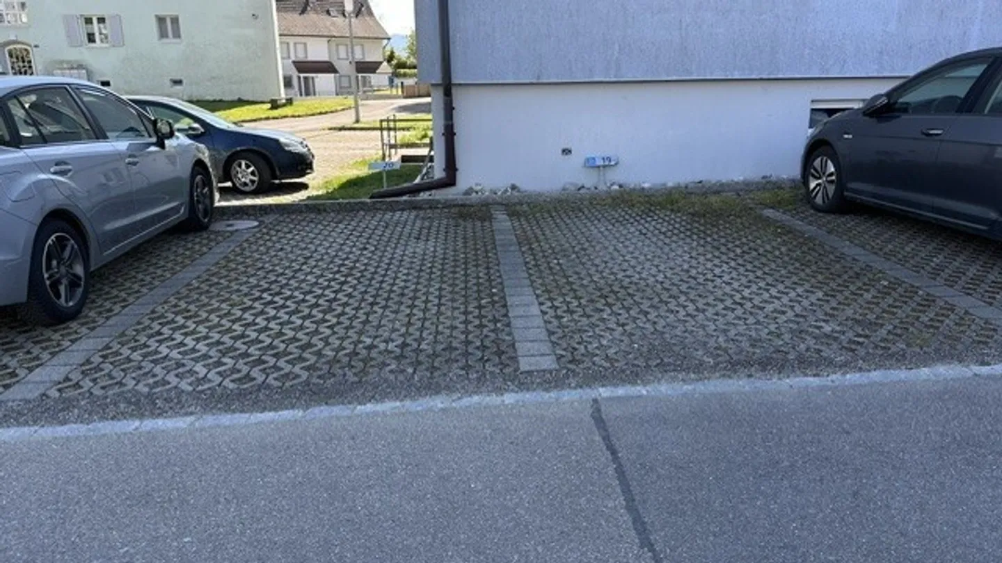 Posti auto all'aperto a prezzi accessibili in affitto! - Foto 1 di 3