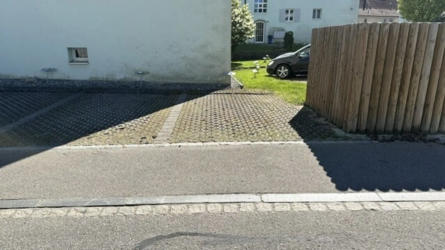 Posti auto all'aperto a prezzi accessibili in affitto! - Foto 2 di 3