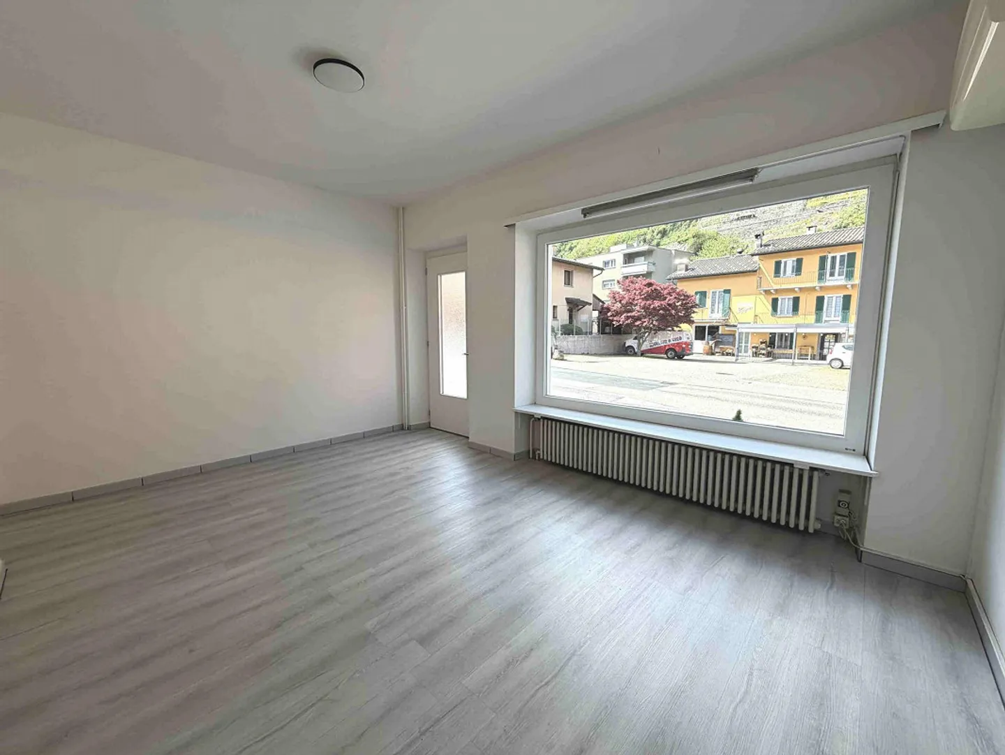 Spazio Commerciale con Grande Visibilità - Foto 5 di 9