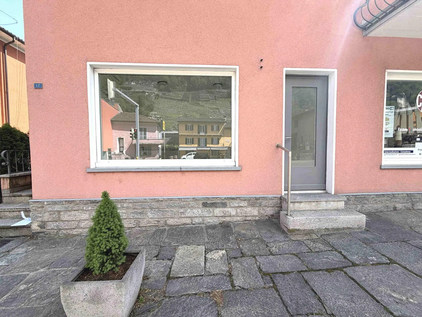 Spazio Commerciale con Grande Visibilità - Foto 2 di 9