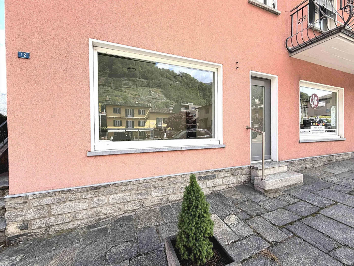 Spazio Commerciale con Grande Visibilità - Foto 3 di 9