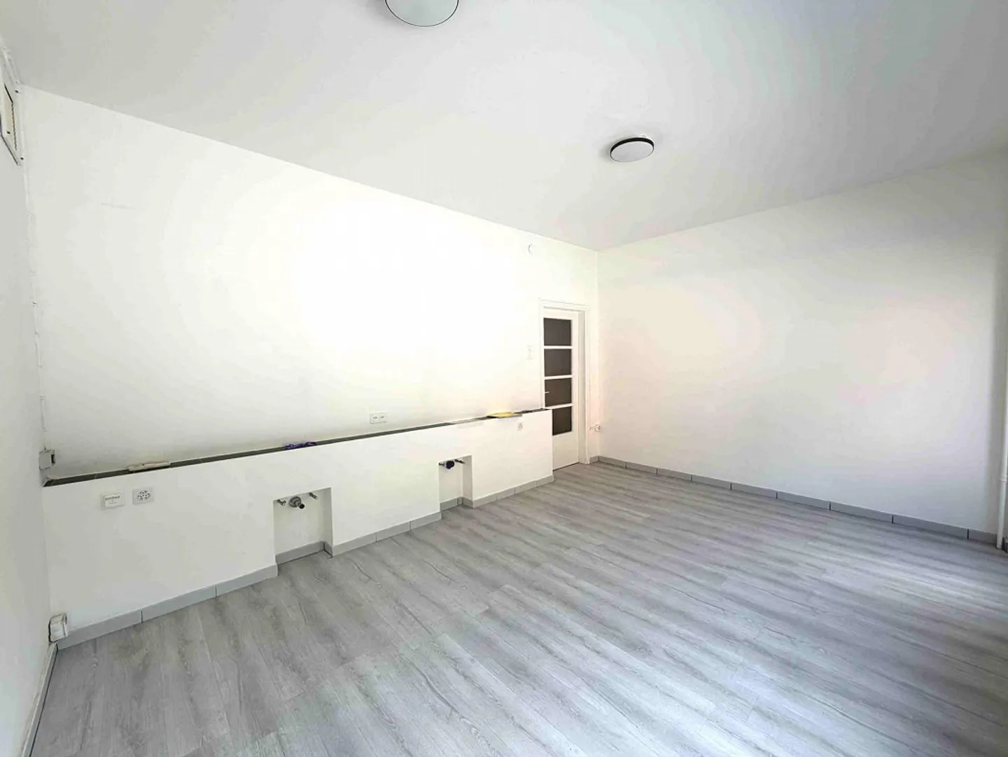 Spazio Commerciale con Grande Visibilità - Foto 8 di 9