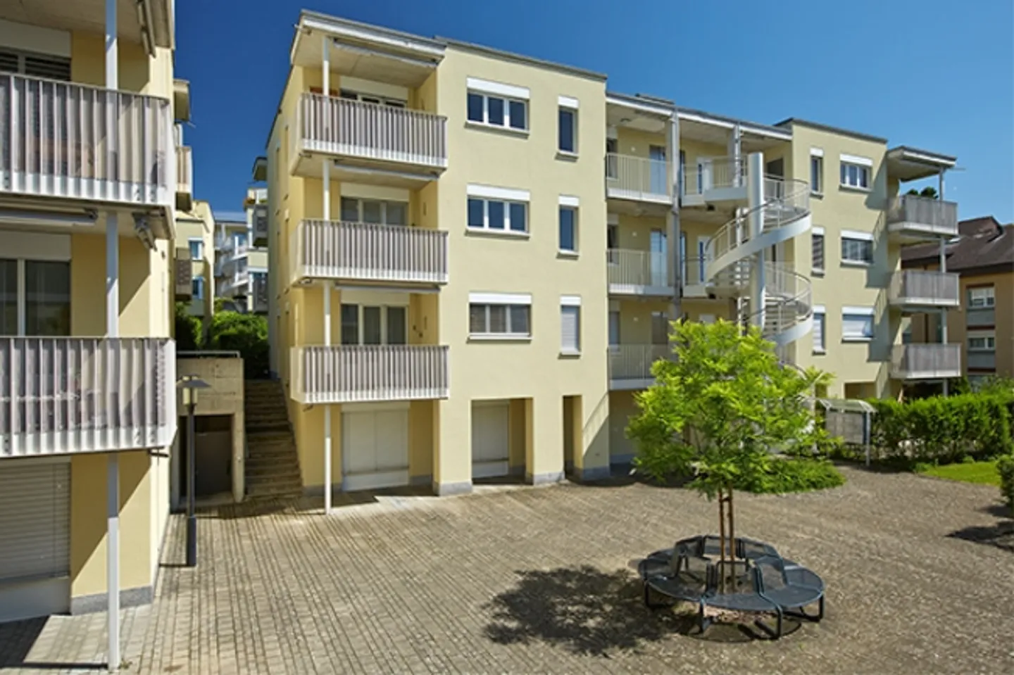 Grande appartement moderne avec balcon dans un quartier résidentiel privilégié - Photo 1 sur 1
