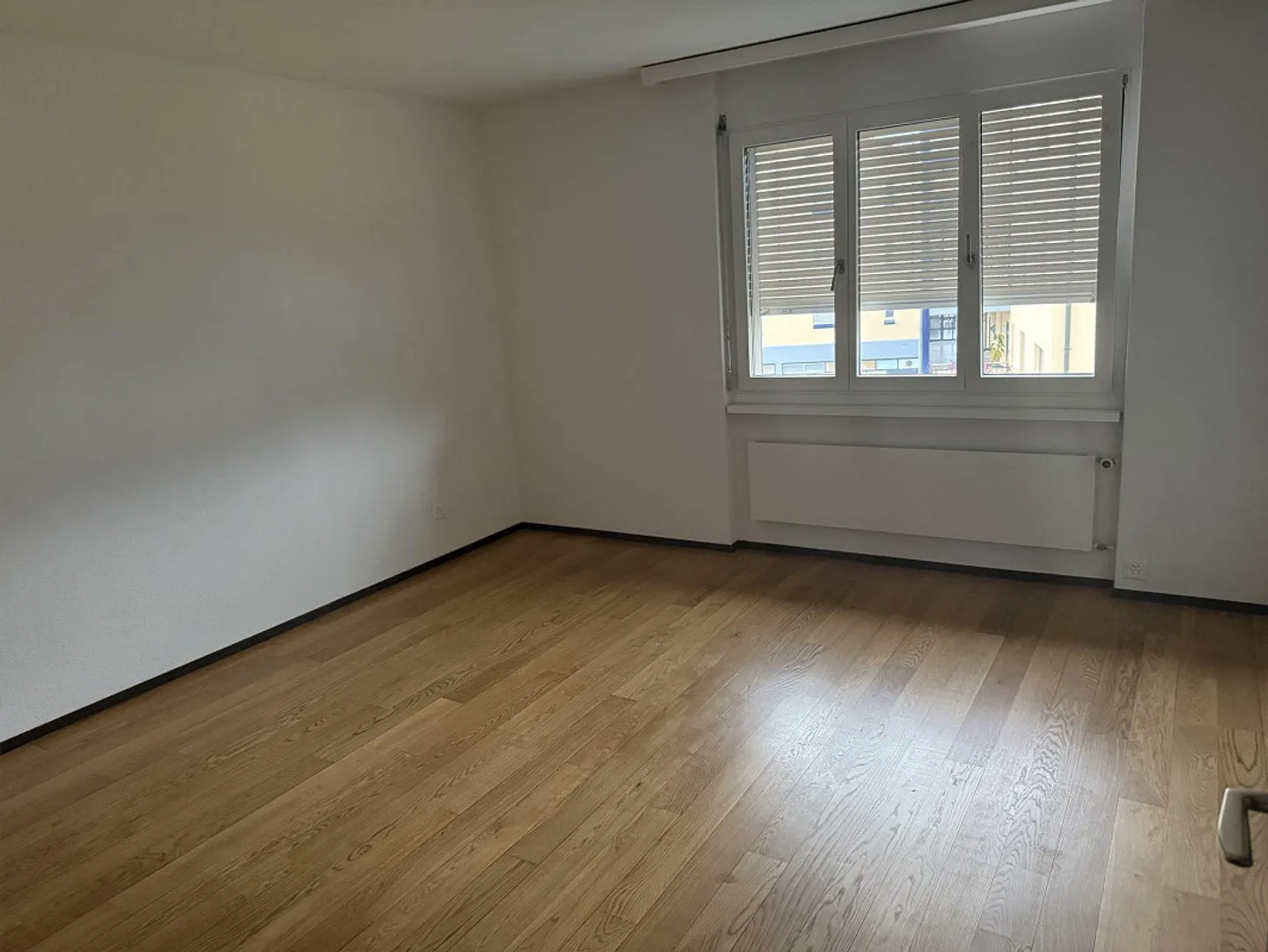 Appartement moderne de 3,5 pièces avec balcon et place de parking à Au SG - Photo 2 sur 11