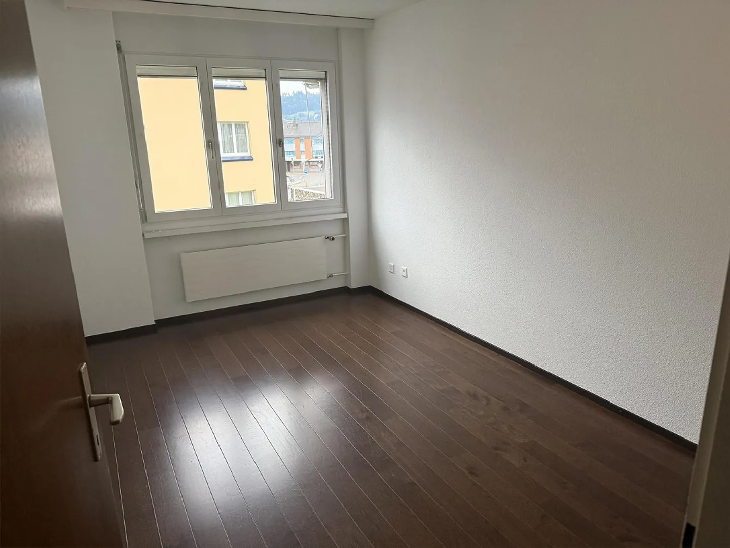Appartement moderne de 3,5 pièces avec balcon et place de parking à Au SG - Photo 3 sur 11