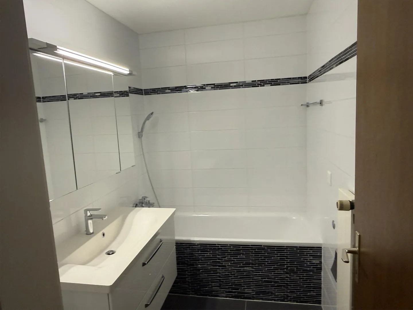 Appartement moderne de 3,5 pièces avec balcon et place de parking à Au SG - Photo 4 sur 11