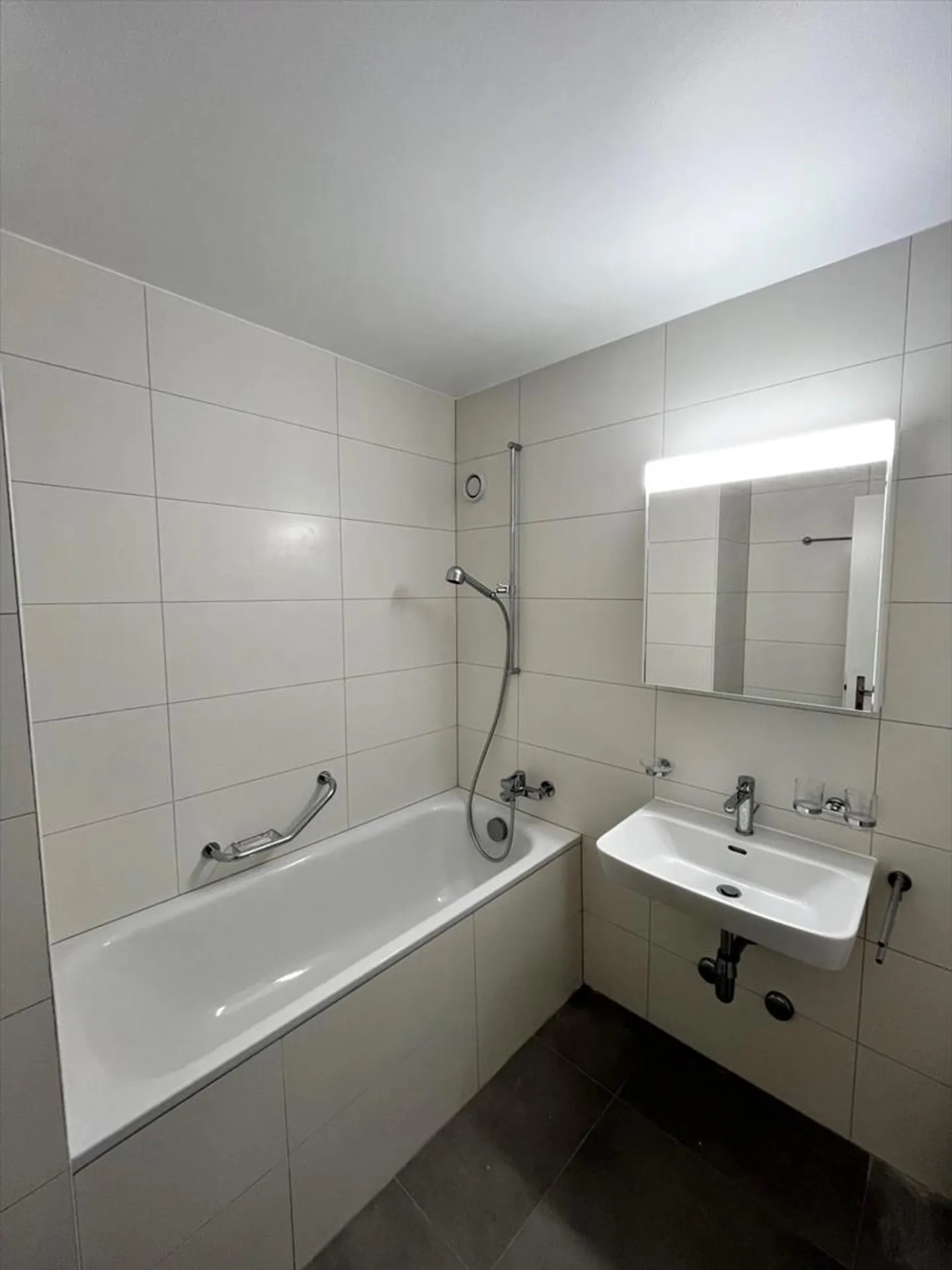 Beautiful 4.5-room apartment on the 2nd floor in 1260 Nyon - Photo 3 of 3