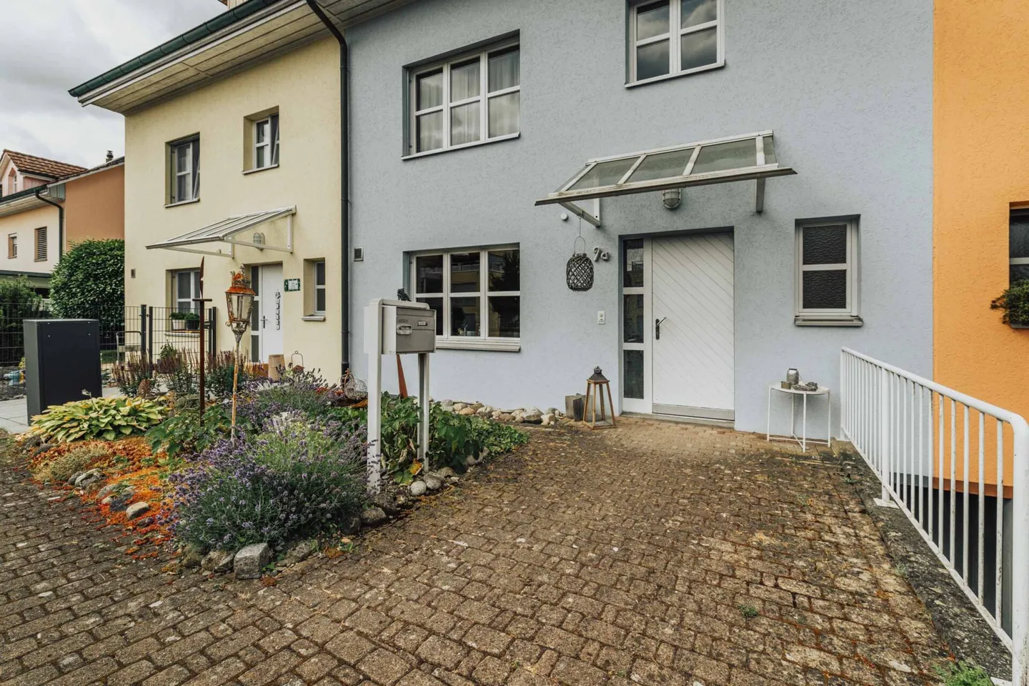 Single Family House / Middle House with Garden - Photo 2 of 24