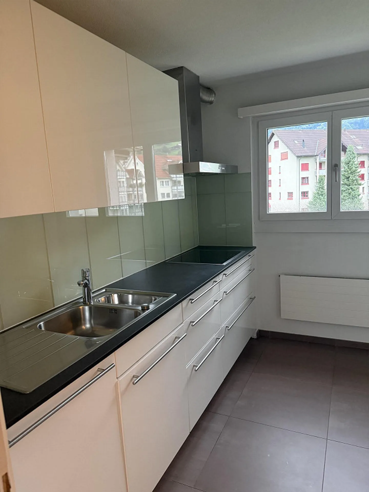 Appartement moderne de 3,5 pièces avec balcon et place de parking à Au SG - Photo 7 sur 11
