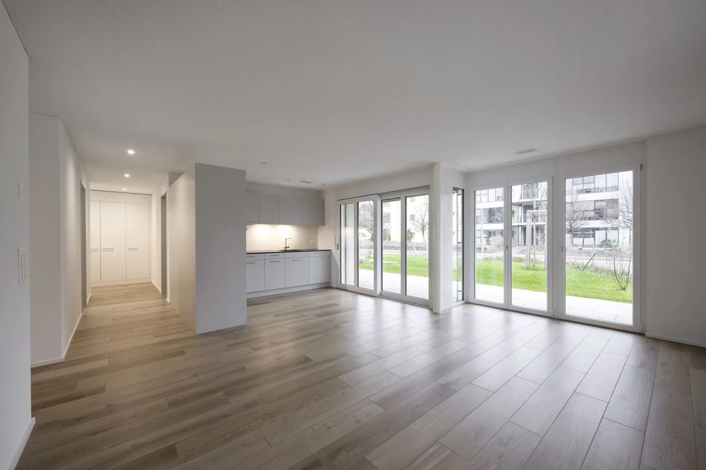 Appartement de jardin 4,5 pièces avec 2 espaces de sièges - Photo 1 sur 14