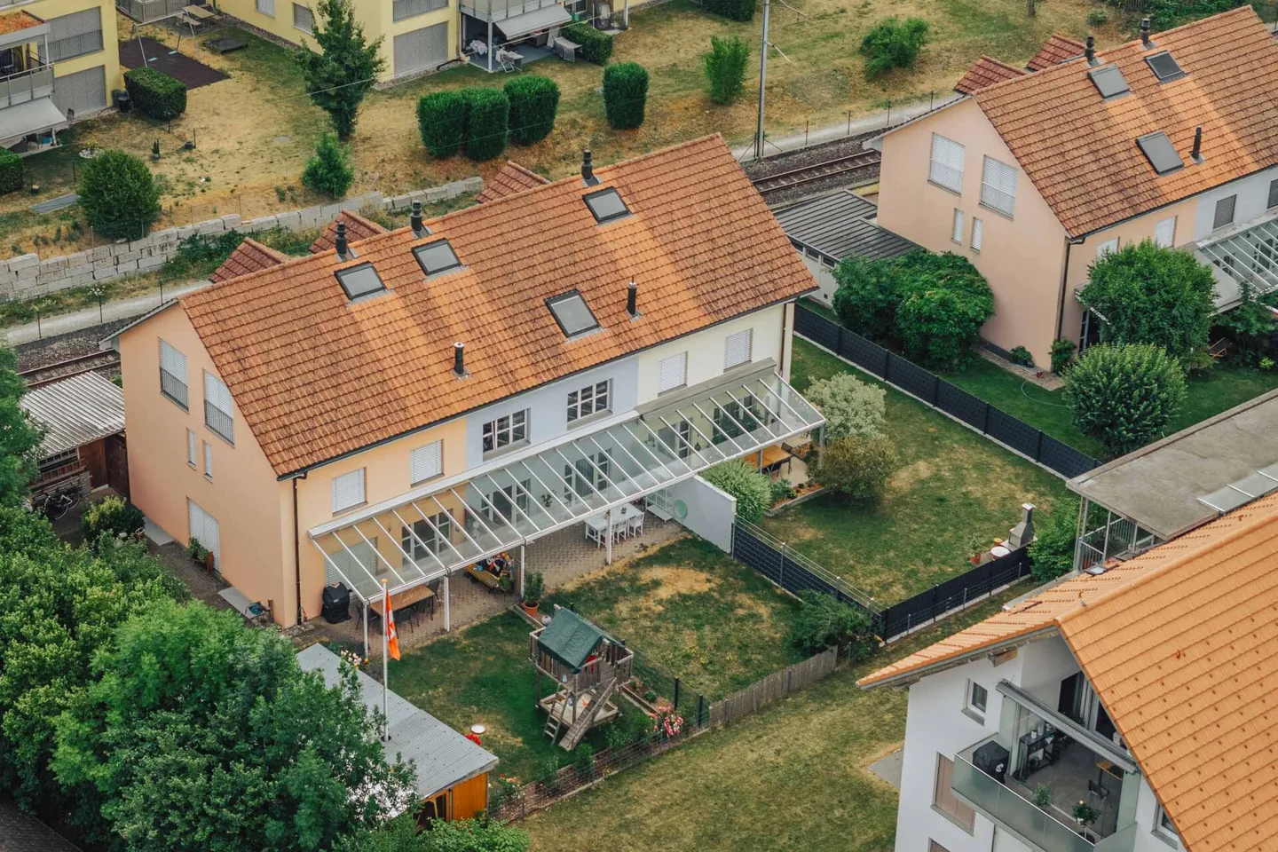 Single Family House / Middle House with Garden - Photo 3 of 24