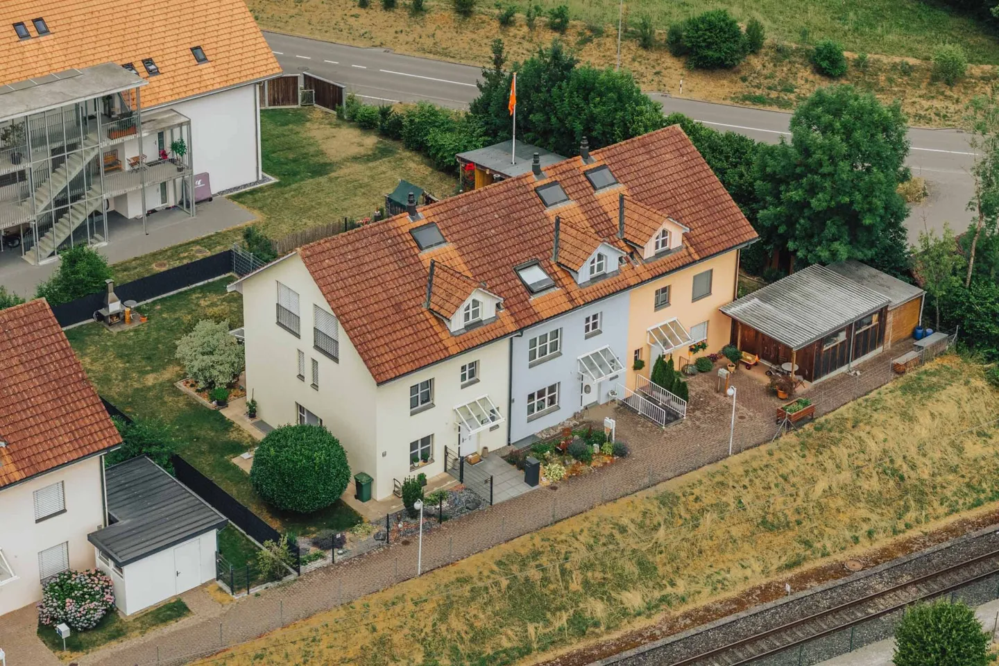 Single Family House / Middle House with Garden - Photo 4 of 24