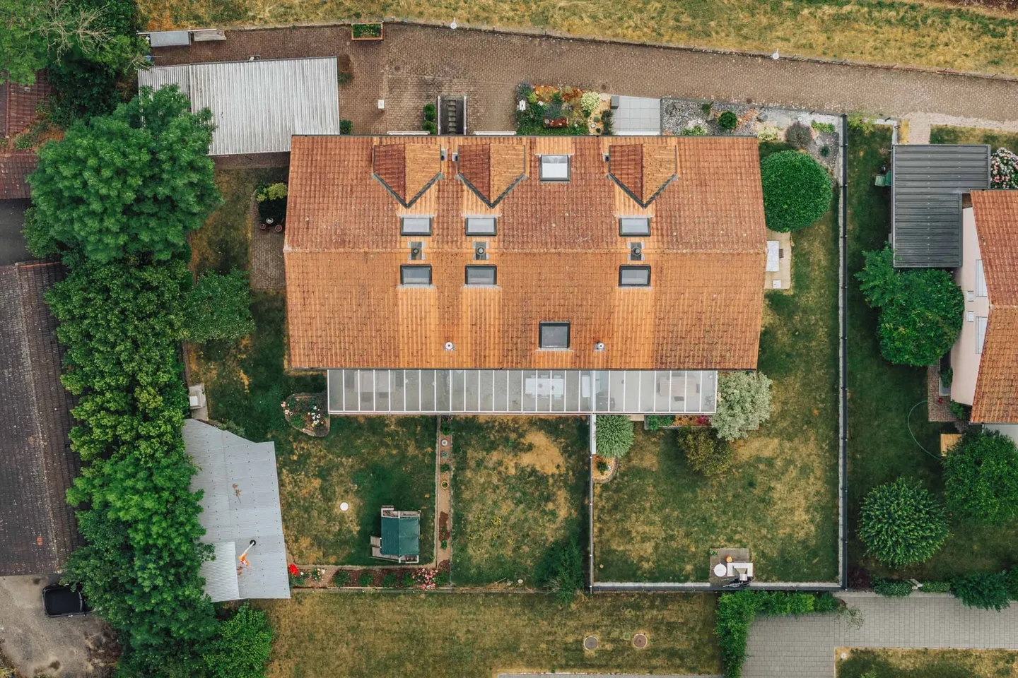 Single Family House / Middle House with Garden - Photo 6 of 24