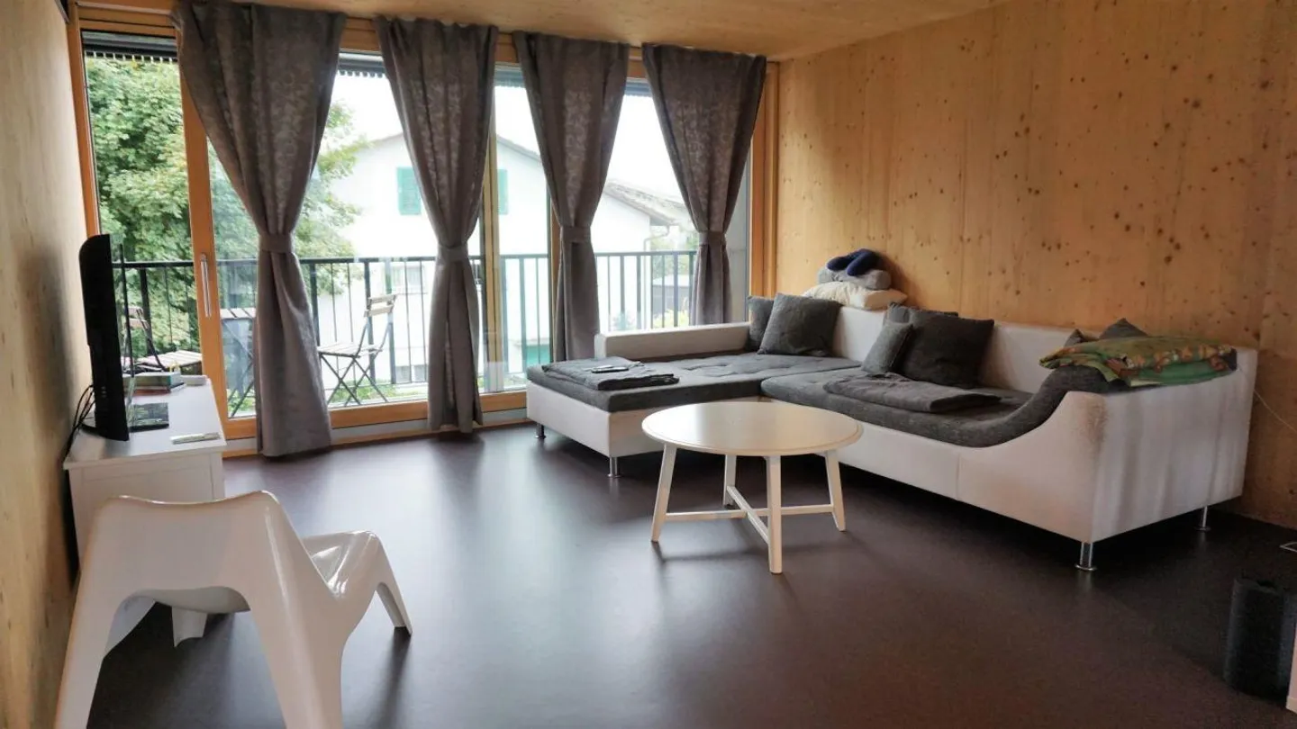 Modern living with plenty of space - Photo 2 of 14