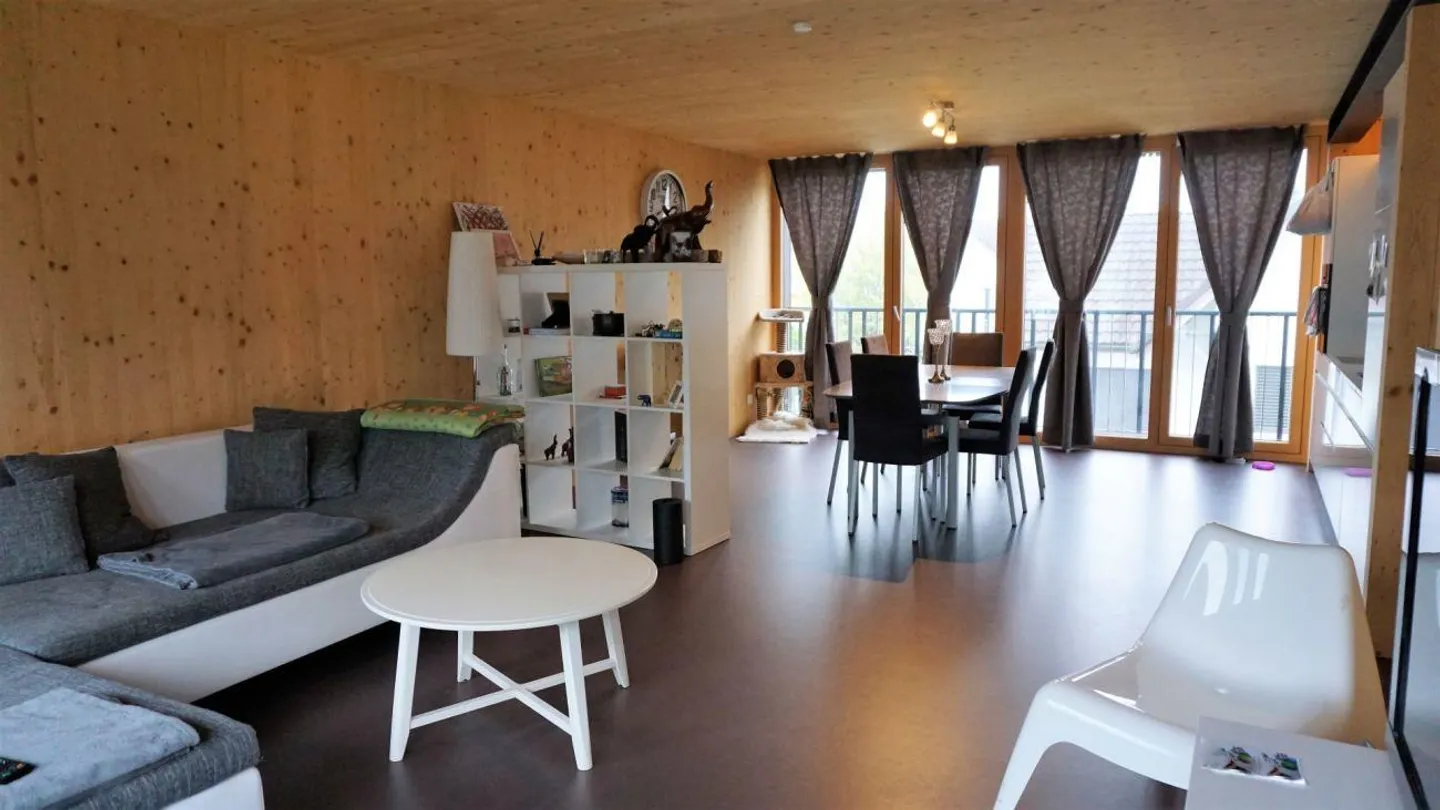 Modern living with plenty of space - Photo 3 of 14