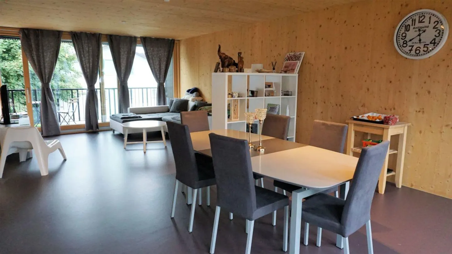 Modern living with plenty of space - Photo 5 of 14