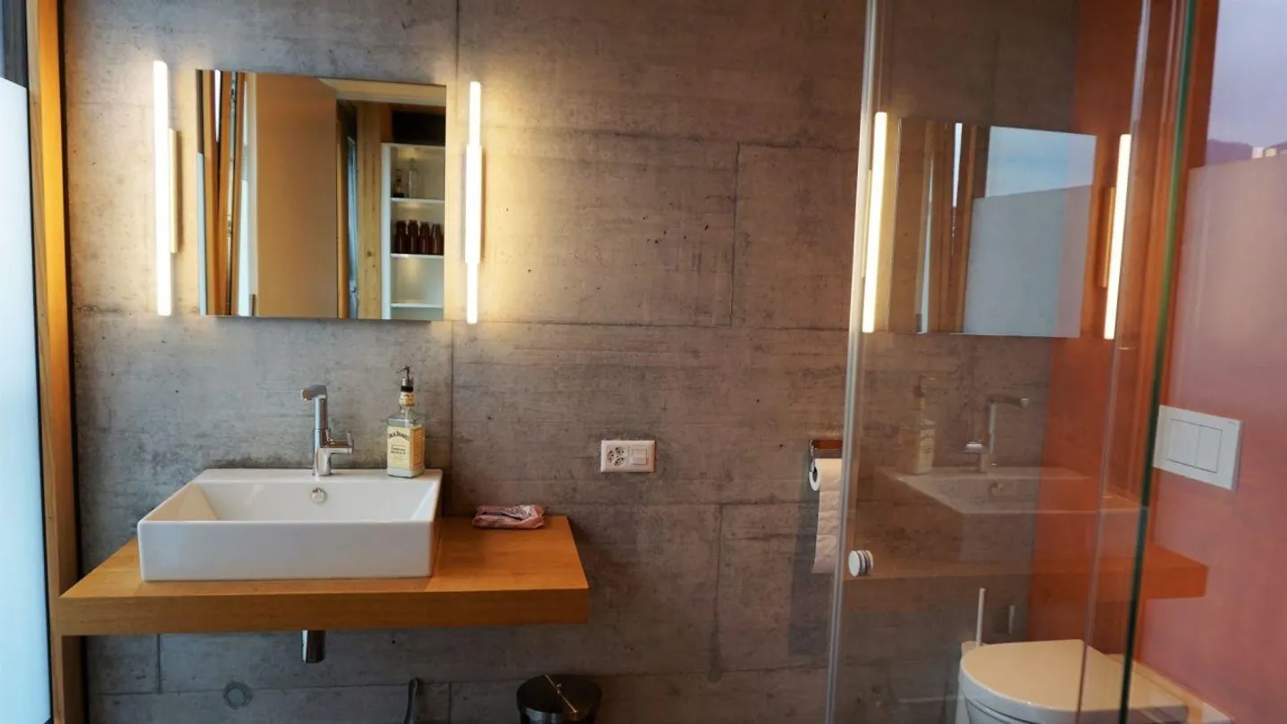 Modern living with plenty of space - Photo 7 of 14