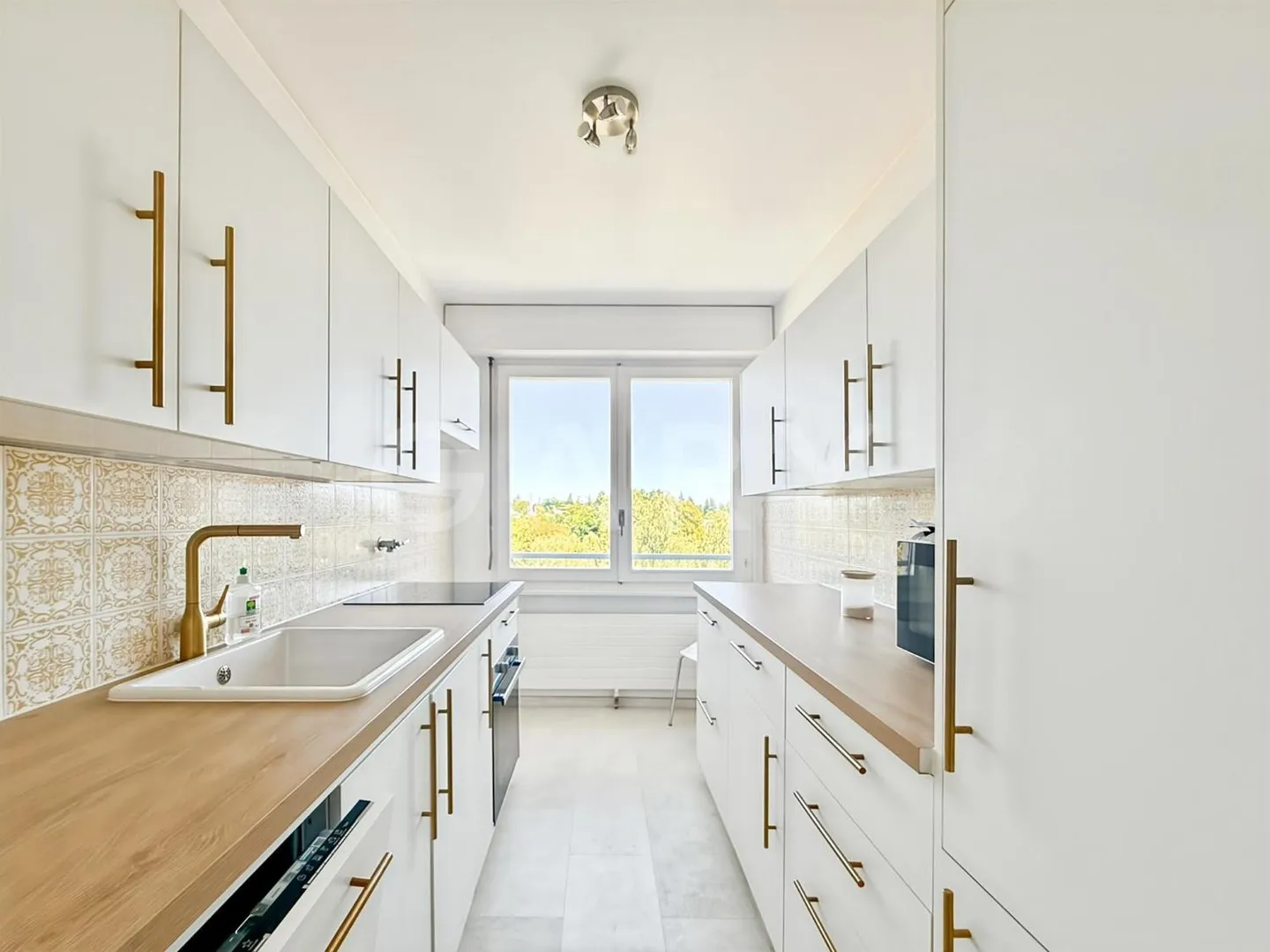 Appartement rénové avec vue - Photo 2 sur 6