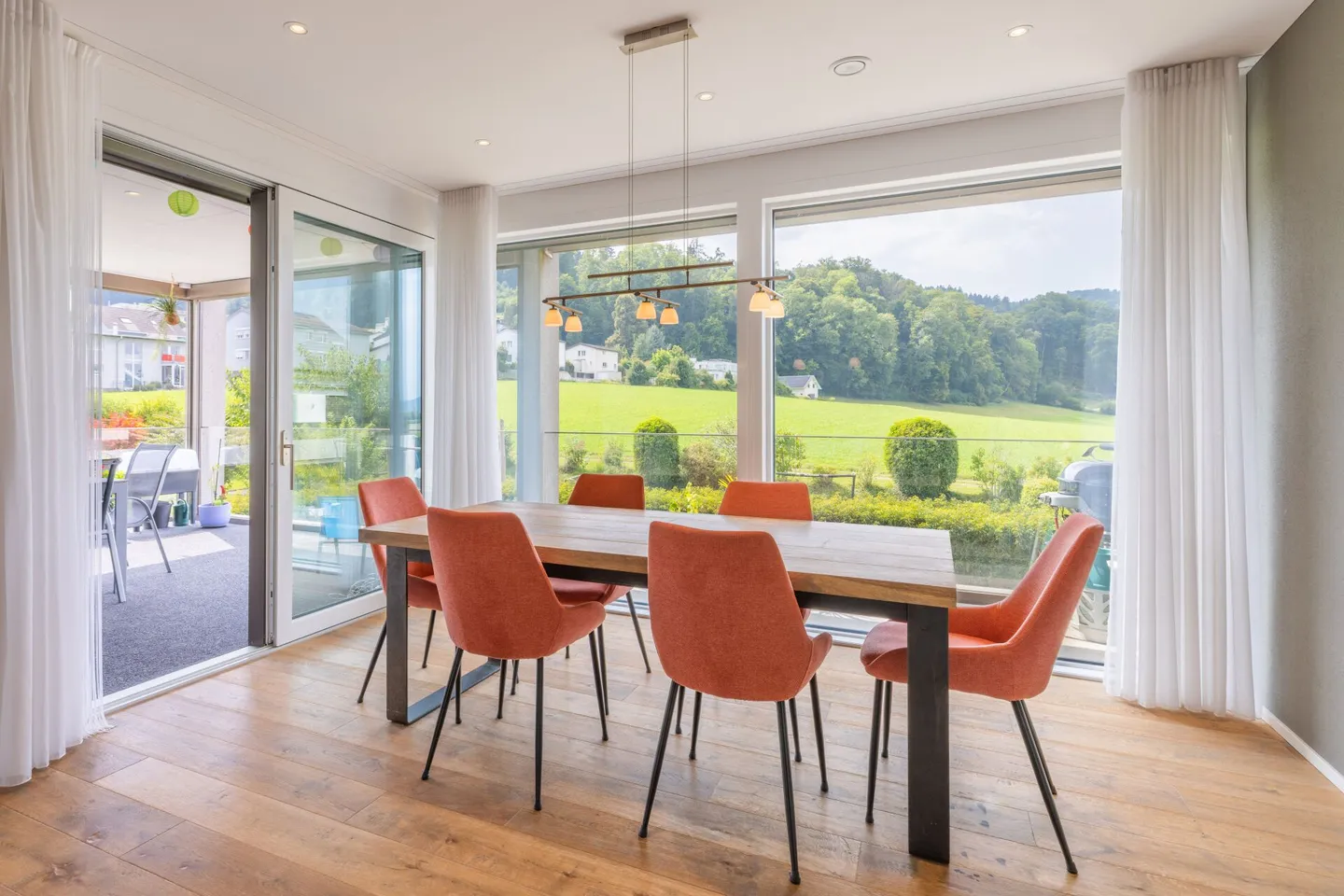 Vivere moderno e spazioso con vista sul verde - Foto 3 di 12