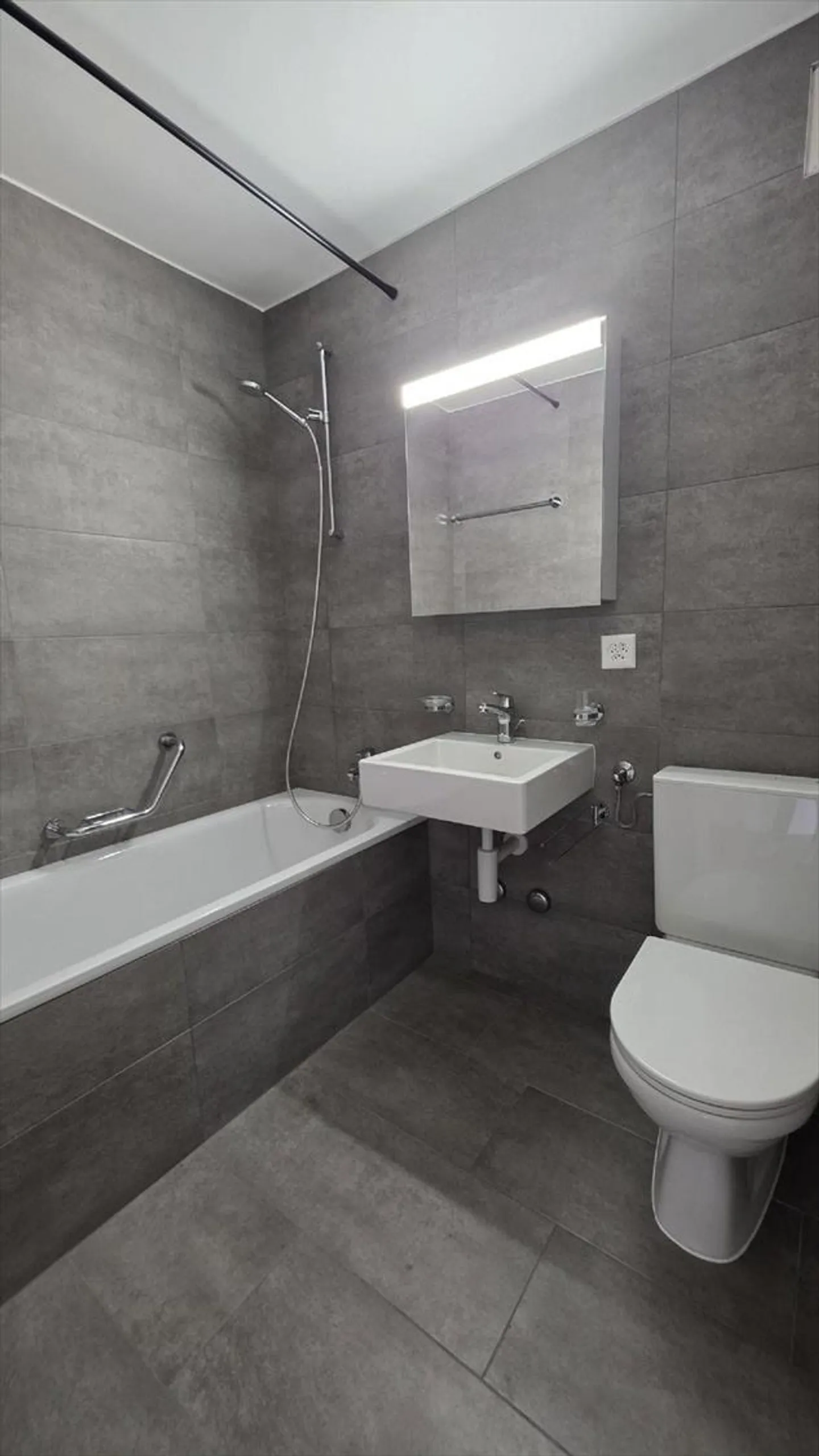 NICE 2-ROOM APARTMENT - Photo 4 of 6