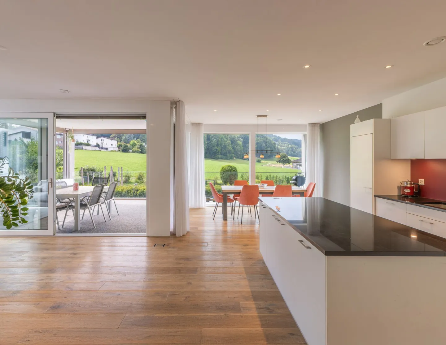 Vivere moderno e spazioso con vista sul verde - Foto 4 di 12