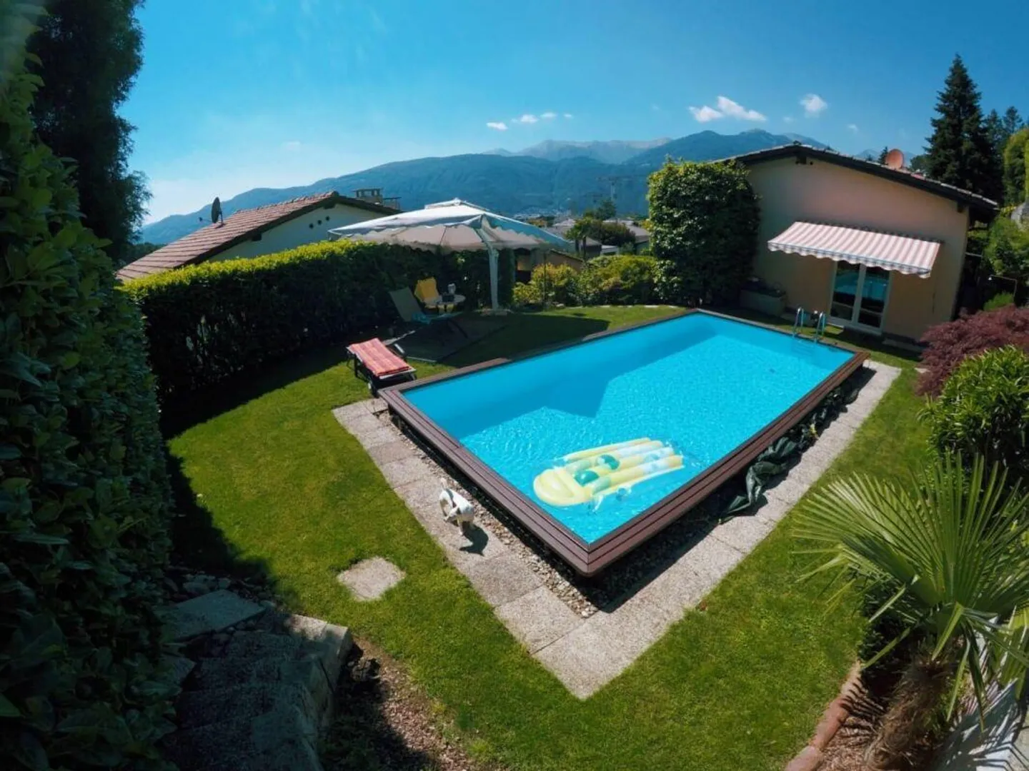 Beautiful single-family house with a swimming pool - Photo 2 of 9