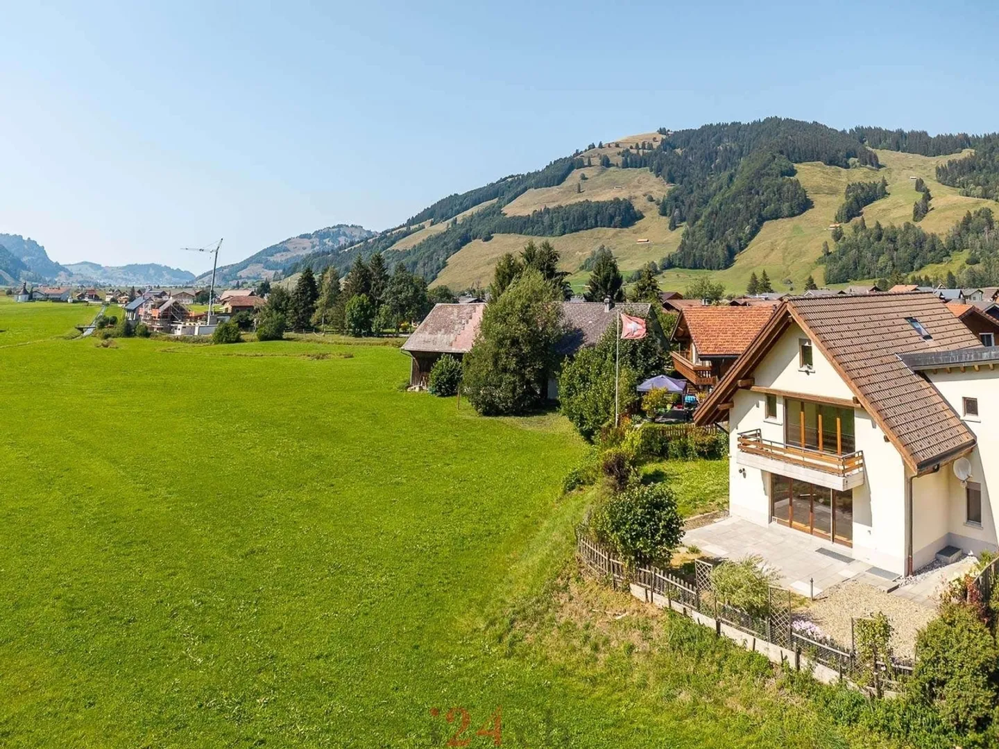 Casa bifamiliare di 6,5 stanze con studio, giardino e vista sulle montagne - Foto 2 di 13