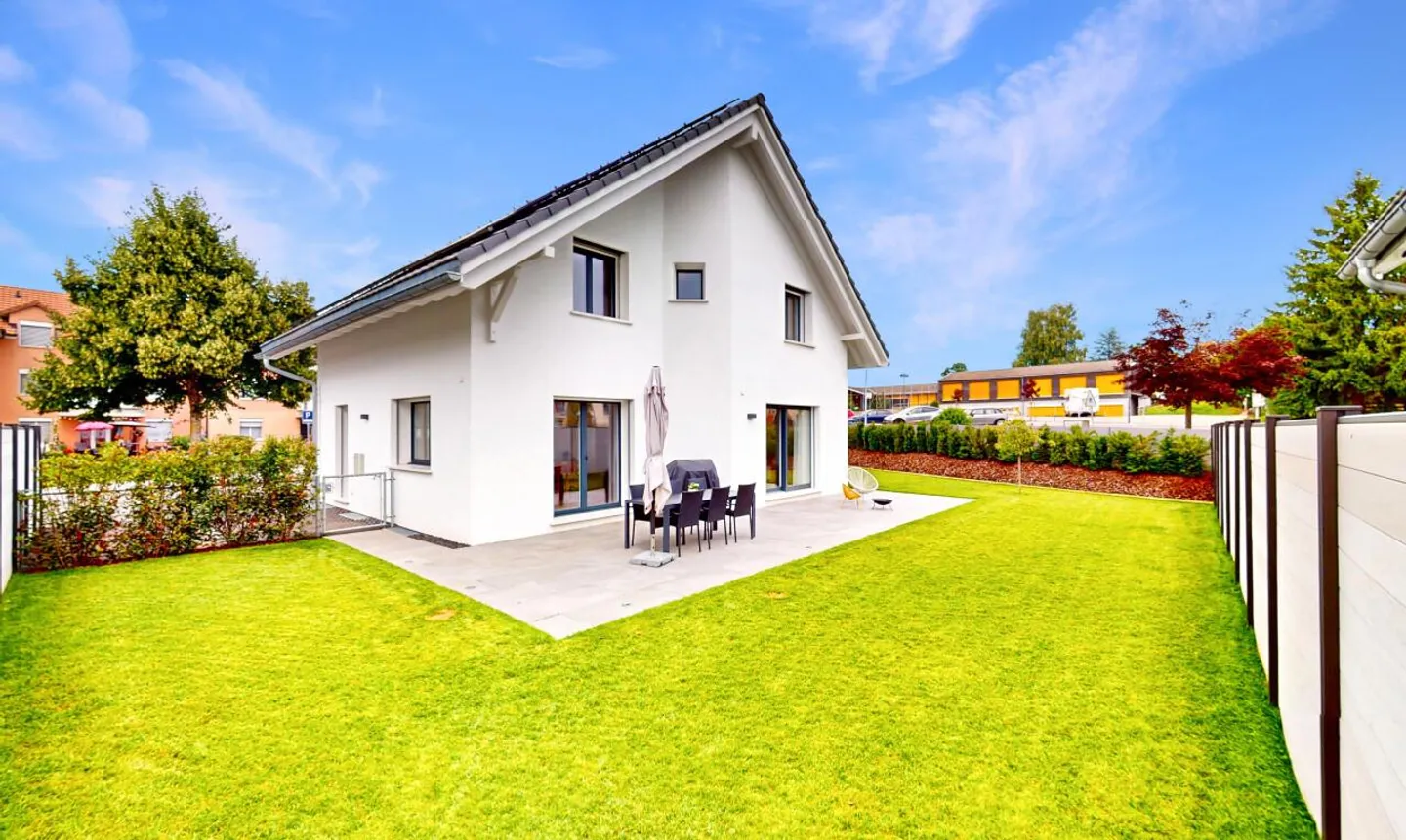 VILLA CONTEMPORAINE AUX FINITIONS SOIGNÉES DANS UN CADRE FAMILIAL - Photo 1 sur 11