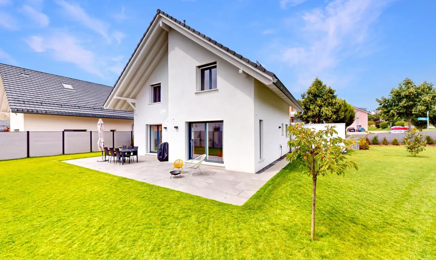 VILLA CONTEMPORAINE AUX FINITIONS SOIGNÉES DANS UN CADRE FAMILIAL - Photo 2 sur 11