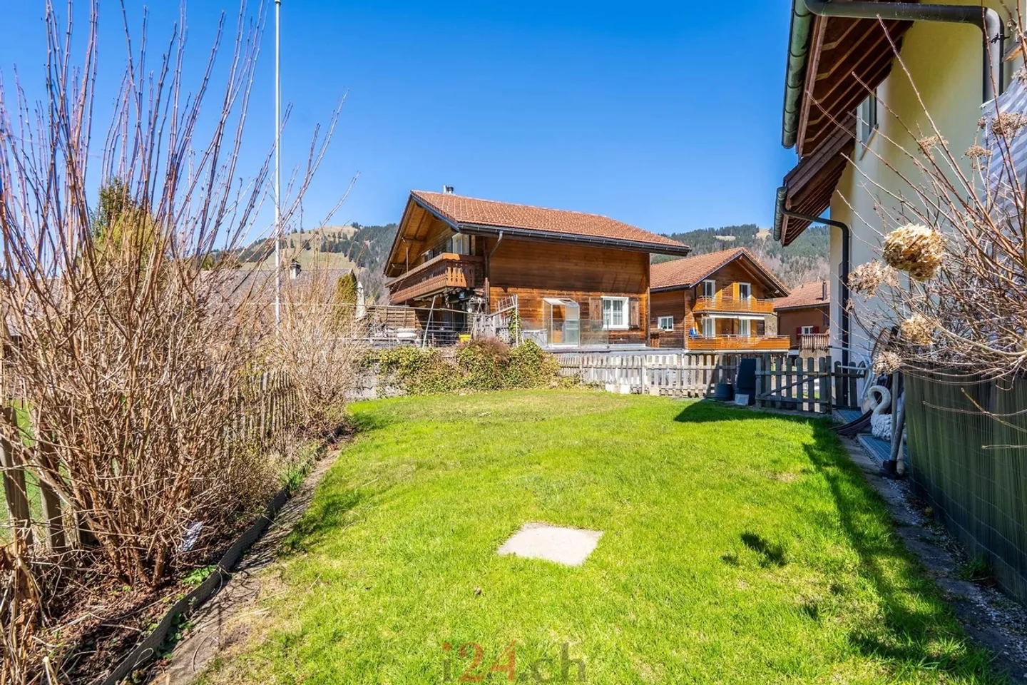 Casa bifamiliare di 6,5 stanze con studio, giardino e vista sulle montagne - Foto 7 di 13