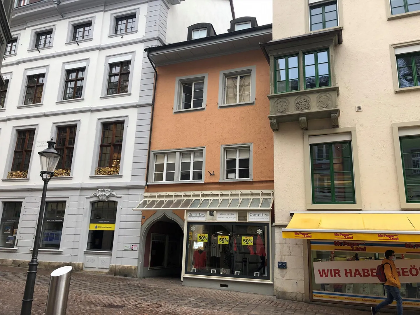 Vie lumineuse sur la rue principale - Photo 1 sur 10