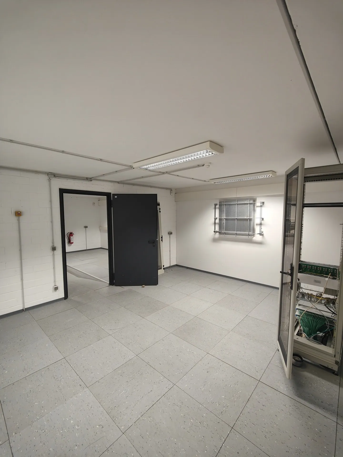 92m2 Salle de stockage (anciens serveurs) Cologne - Colonia-Allee 13 - Photo 4 sur 13