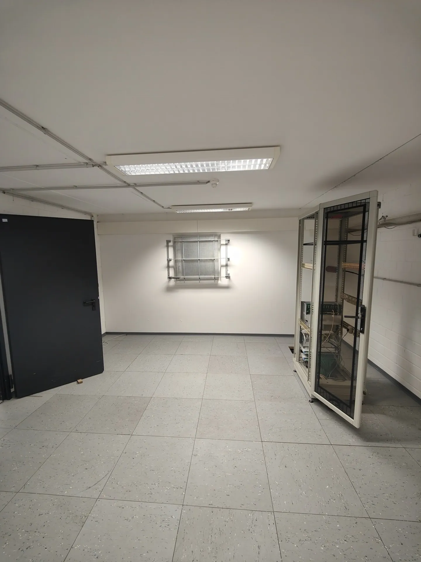 92m2 Salle de stockage (anciens serveurs) Cologne - Colonia-Allee 13 - Photo 5 sur 13