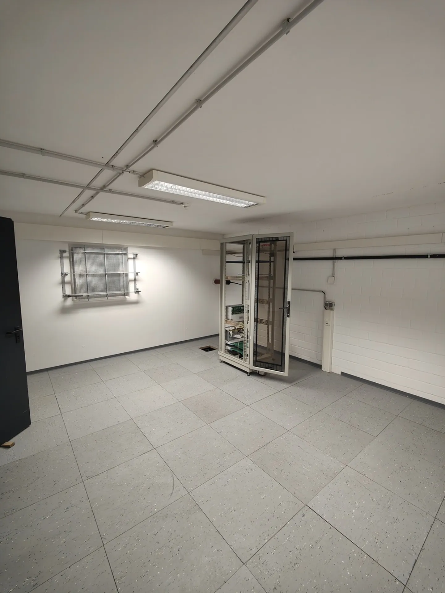 92m2 Salle de stockage (anciens serveurs) Cologne - Colonia-Allee 13 - Photo 6 sur 13