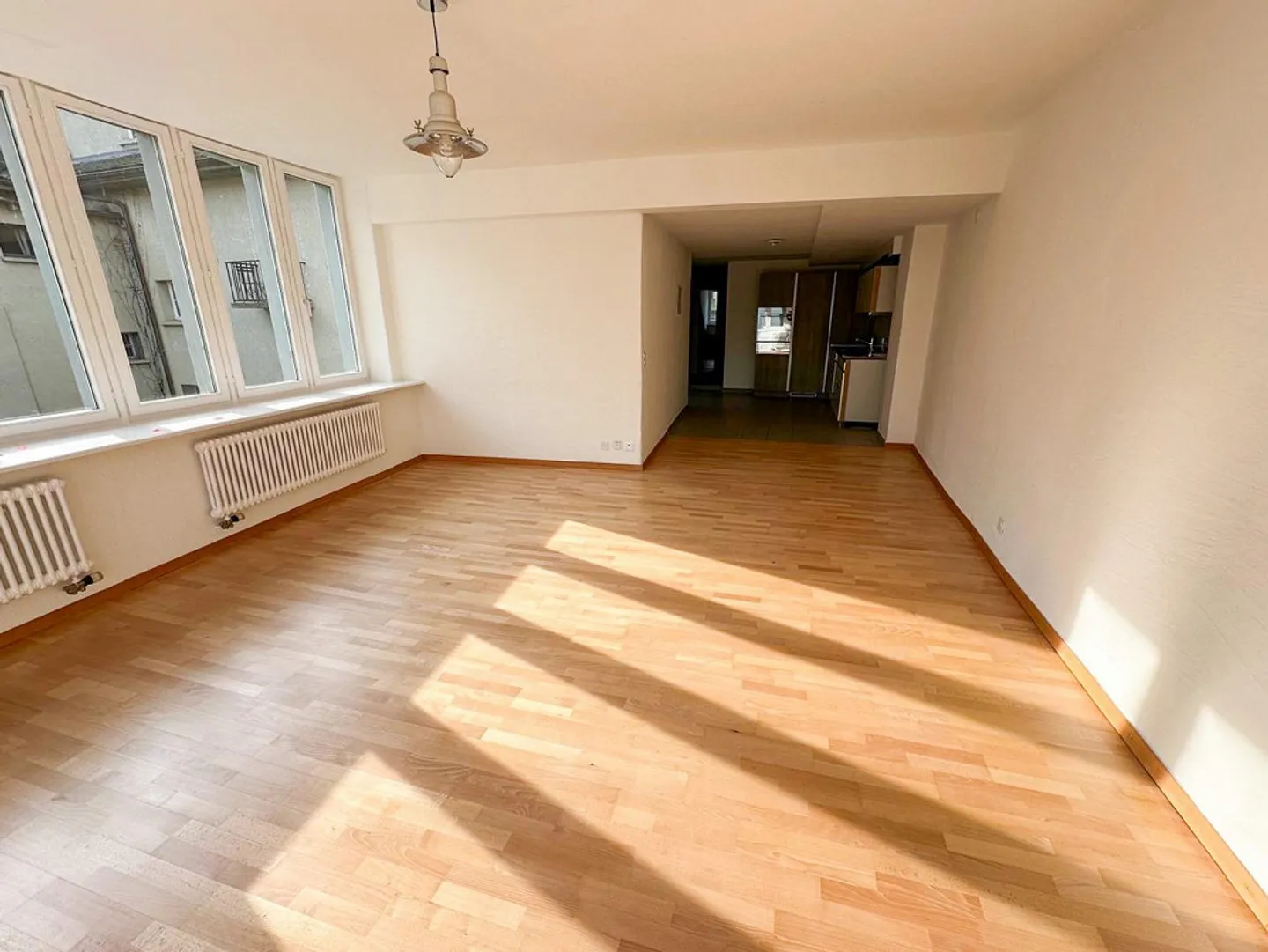 Vie lumineuse sur la rue principale - Photo 2 sur 10