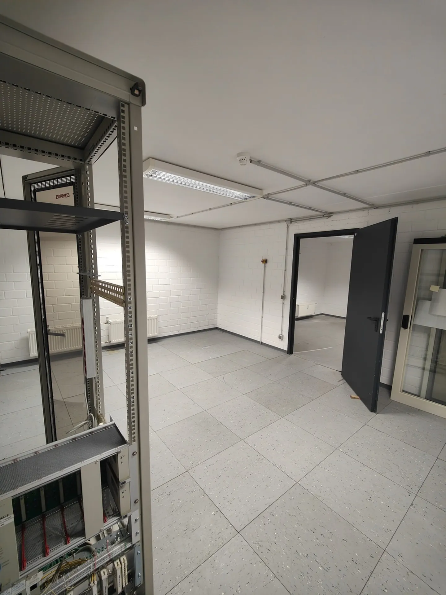 92m2 Salle de stockage (anciens serveurs) Cologne - Colonia-Allee 13 - Photo 2 sur 13