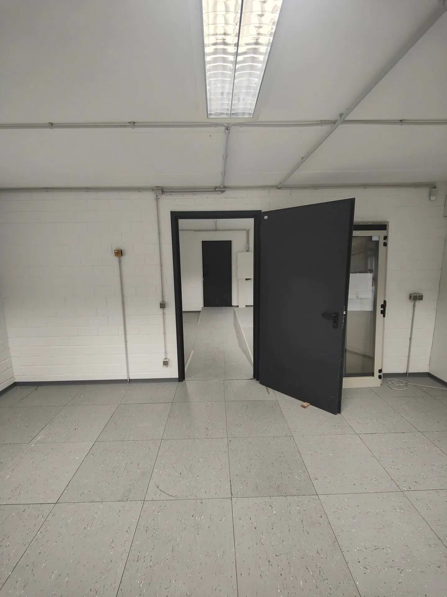 92m2 Salle de stockage (anciens serveurs) Cologne - Colonia-Allee 13 - Photo 3 sur 13