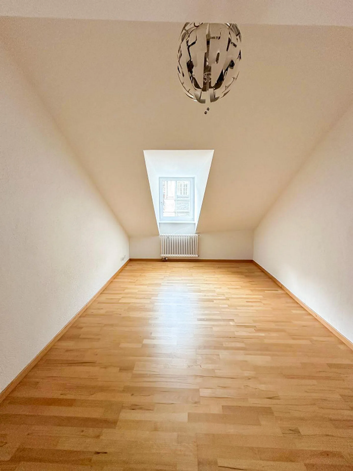 Vie lumineuse sur la rue principale - Photo 9 sur 10