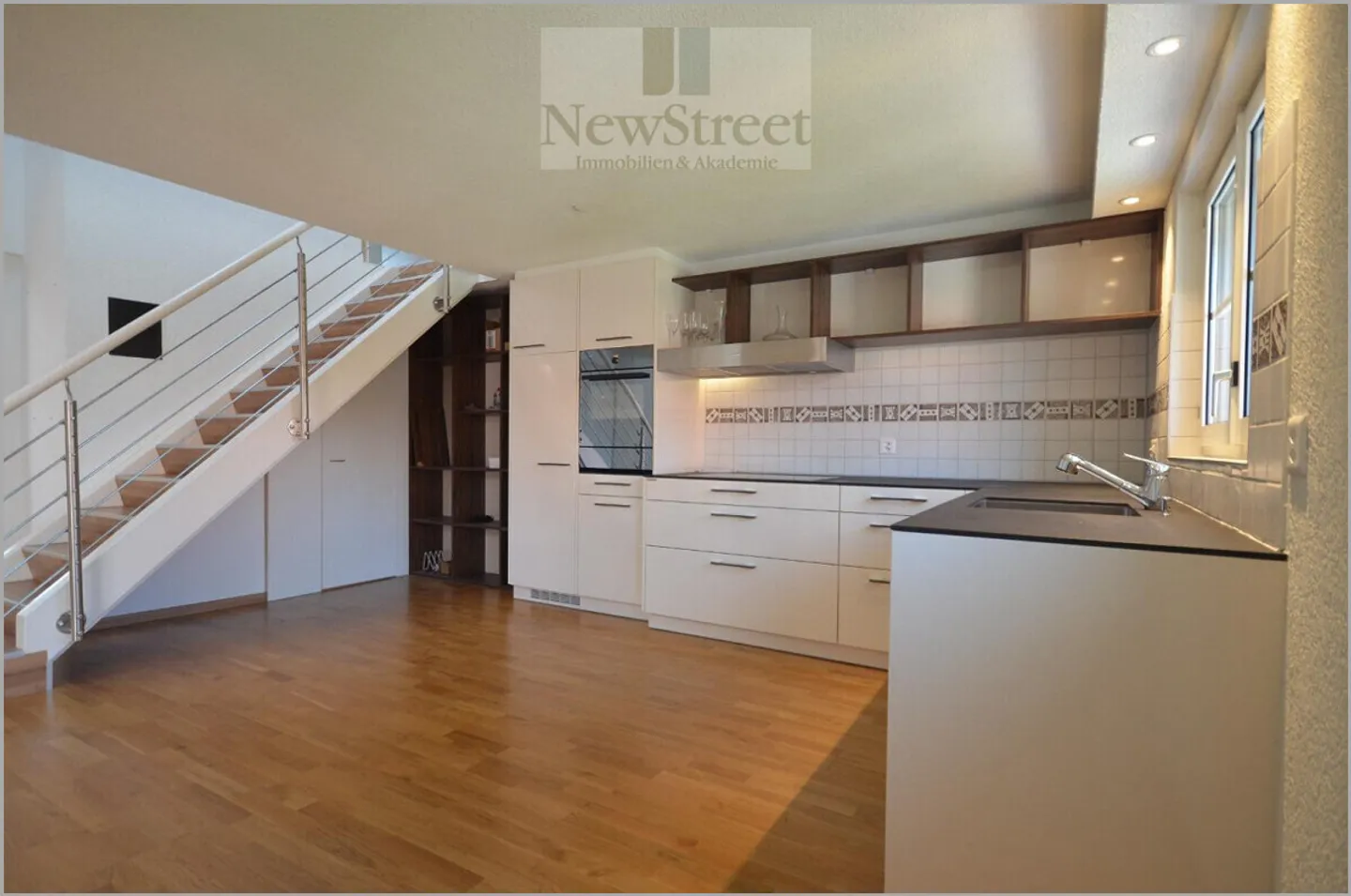 Grosszügige, moderne Attika-Maisonette mit traumhafter Aussicht! - Foto 2 von 13