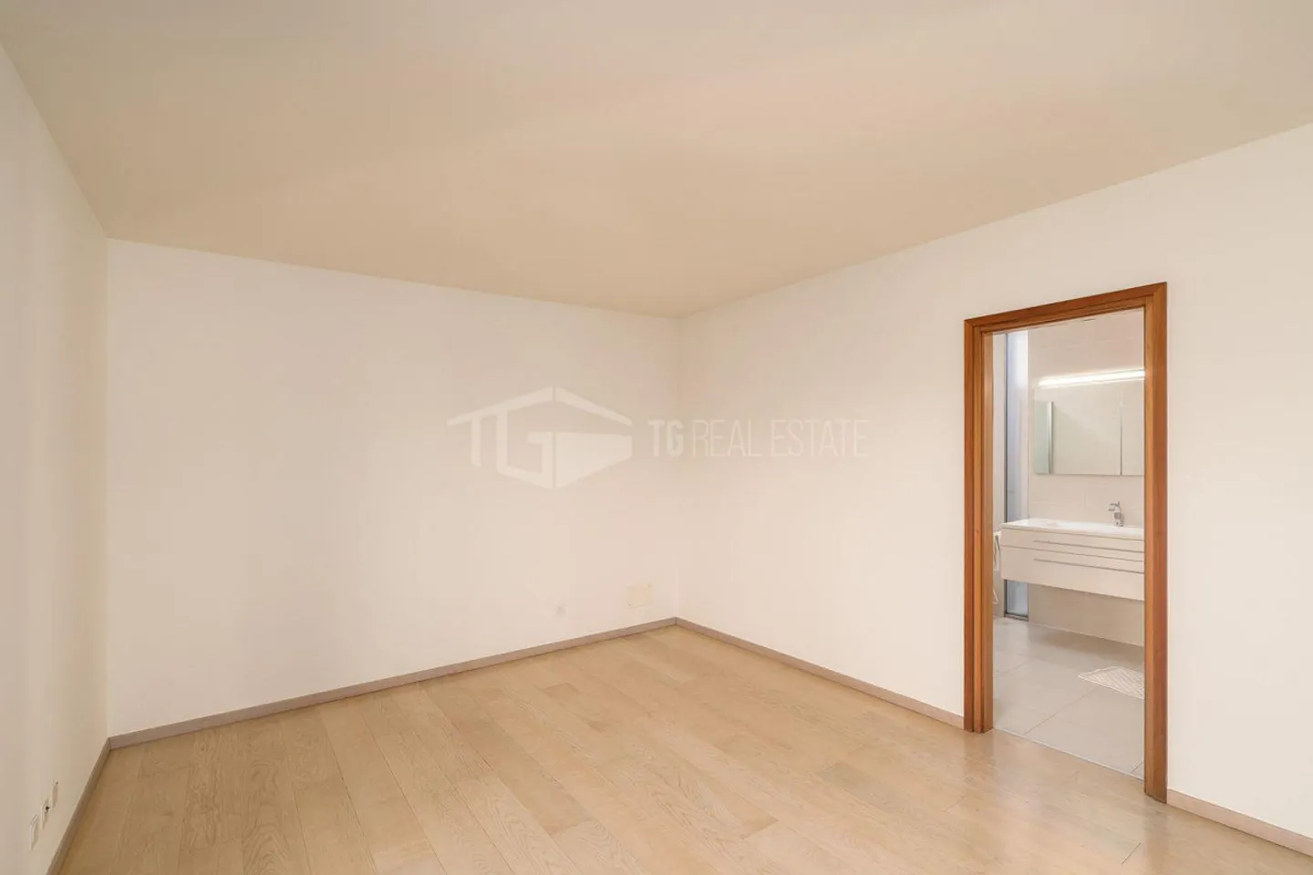 Villa mit Pool und Seeblick - Foto 8 von 14