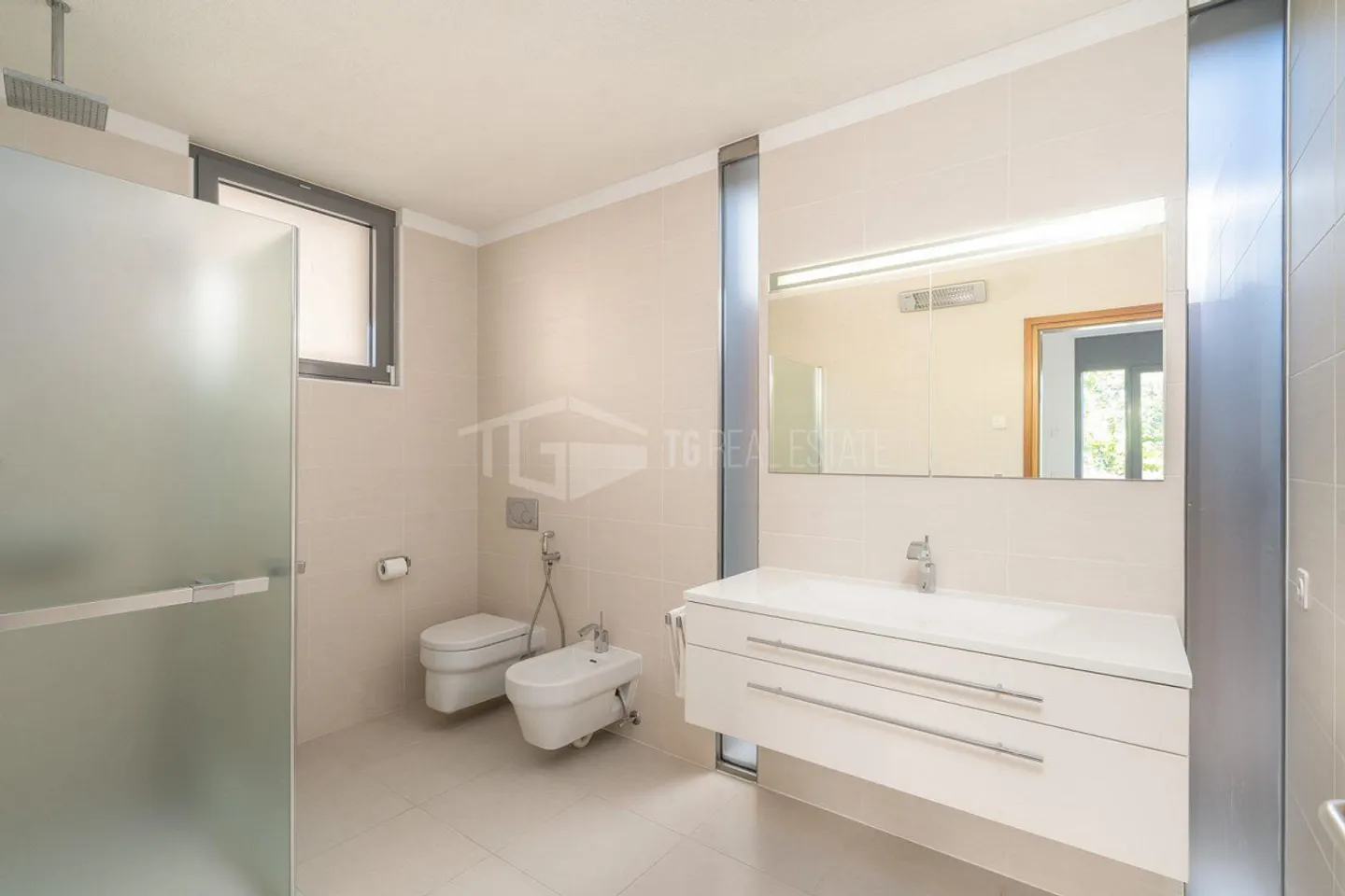 Villa mit Pool und Seeblick - Foto 9 von 14