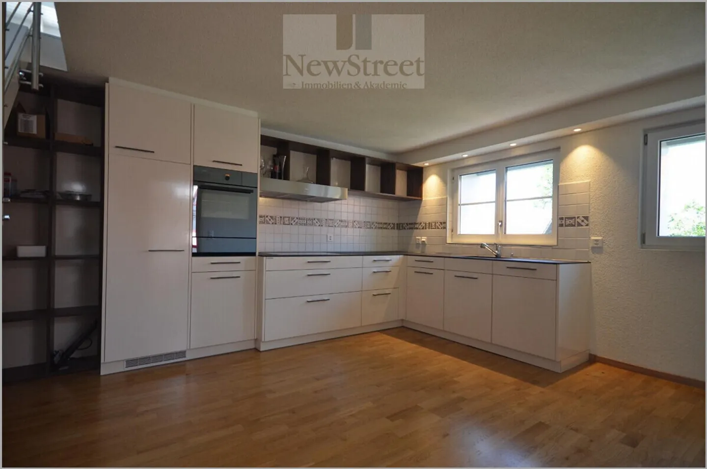 Grosszügige, moderne Attika-Maisonette mit traumhafter Aussicht! - Foto 3 von 13