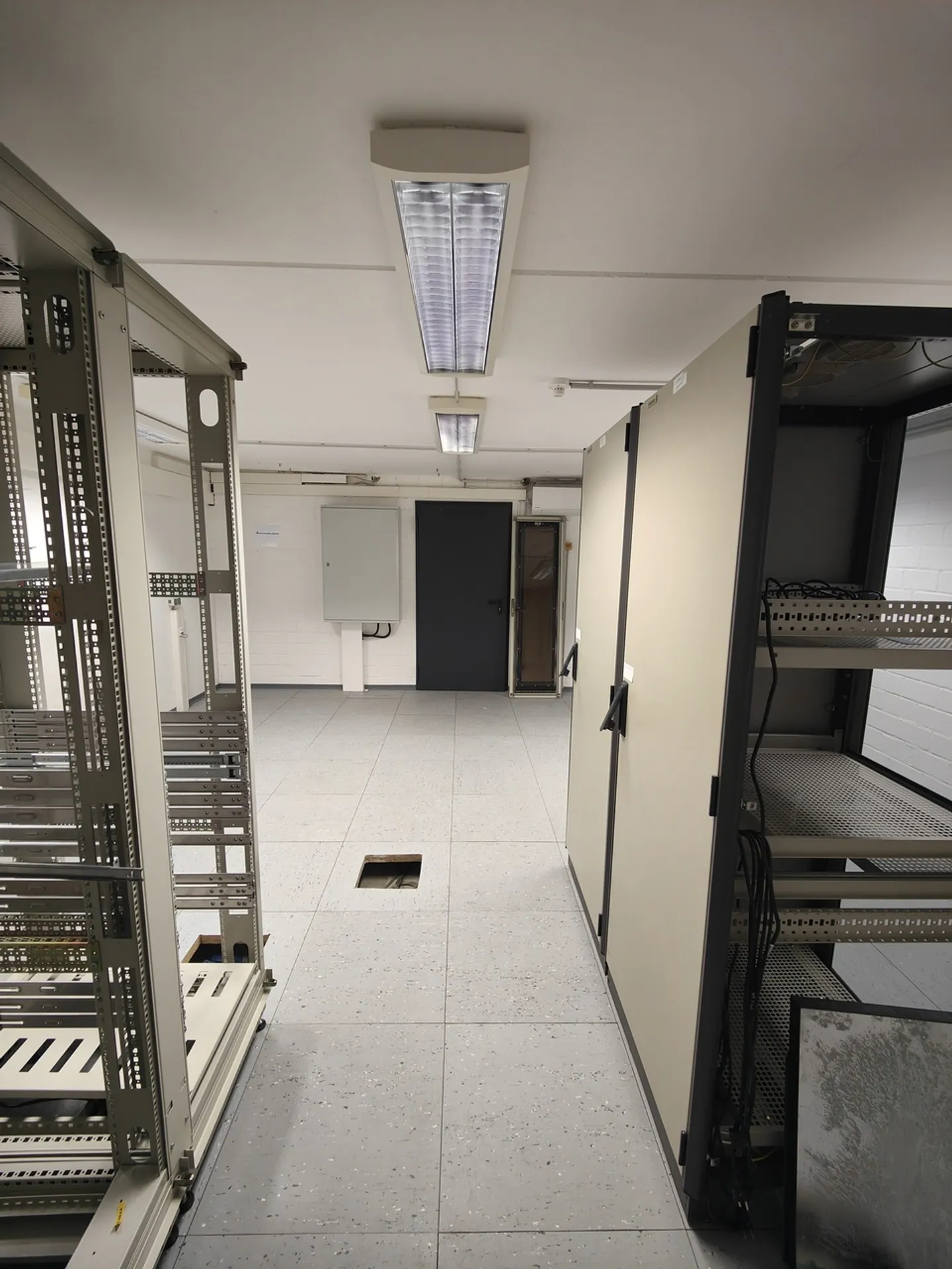 92m2 Salle de stockage (anciens serveurs) Cologne - Colonia-Allee 13 - Photo 13 sur 13