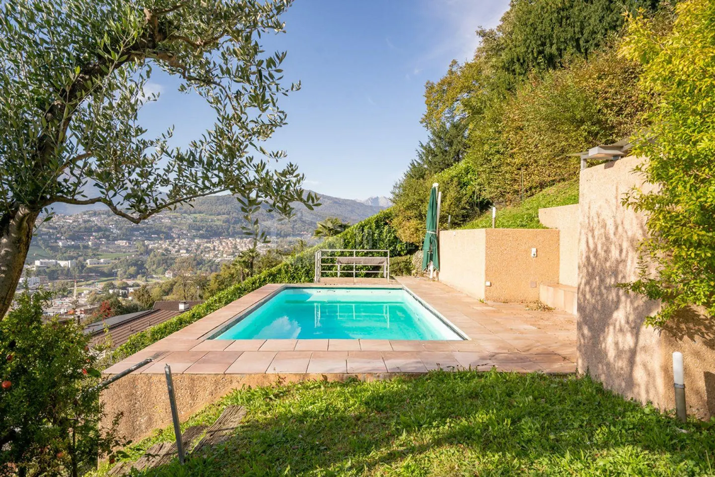 Villa mit Pool und Seeblick - Foto 2 von 14