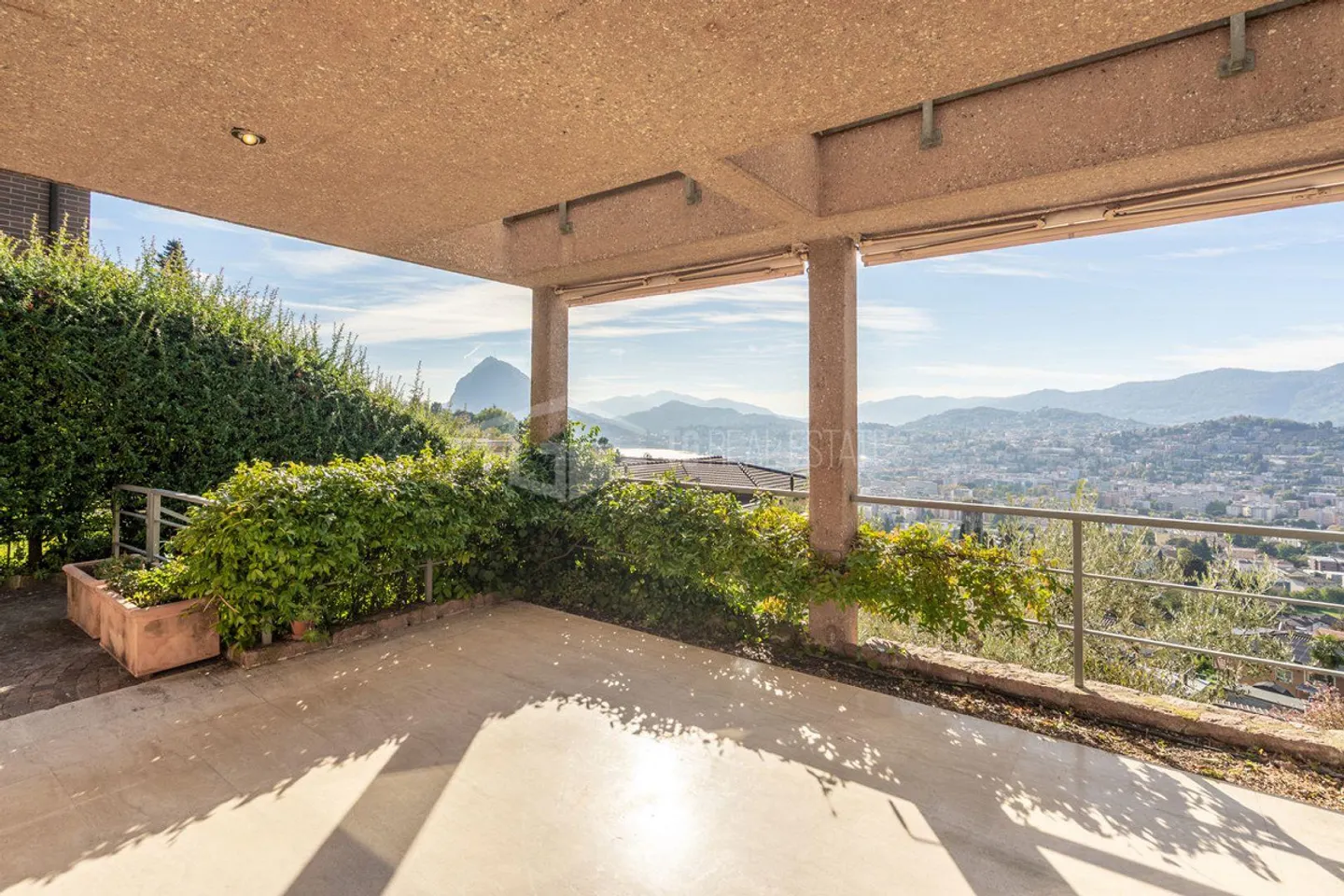 Villa mit Pool und Seeblick - Foto 11 von 14
