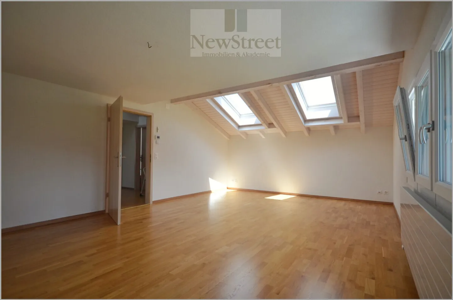 Grosszügige, moderne Attika-Maisonette mit traumhafter Aussicht! - Foto 4 von 13