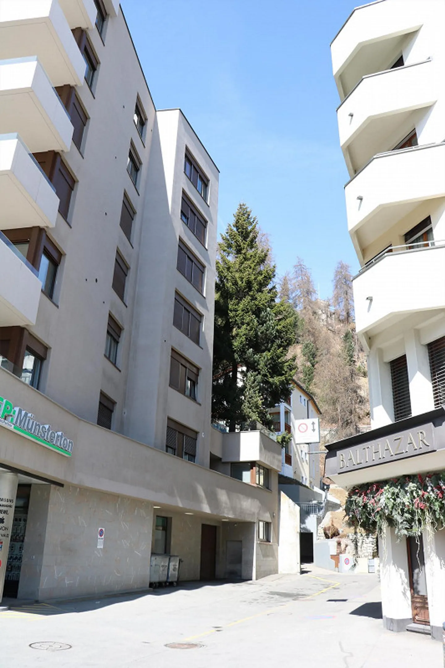 400 m2 commercial space over 3 floors in the village center - Photo 1 of 5