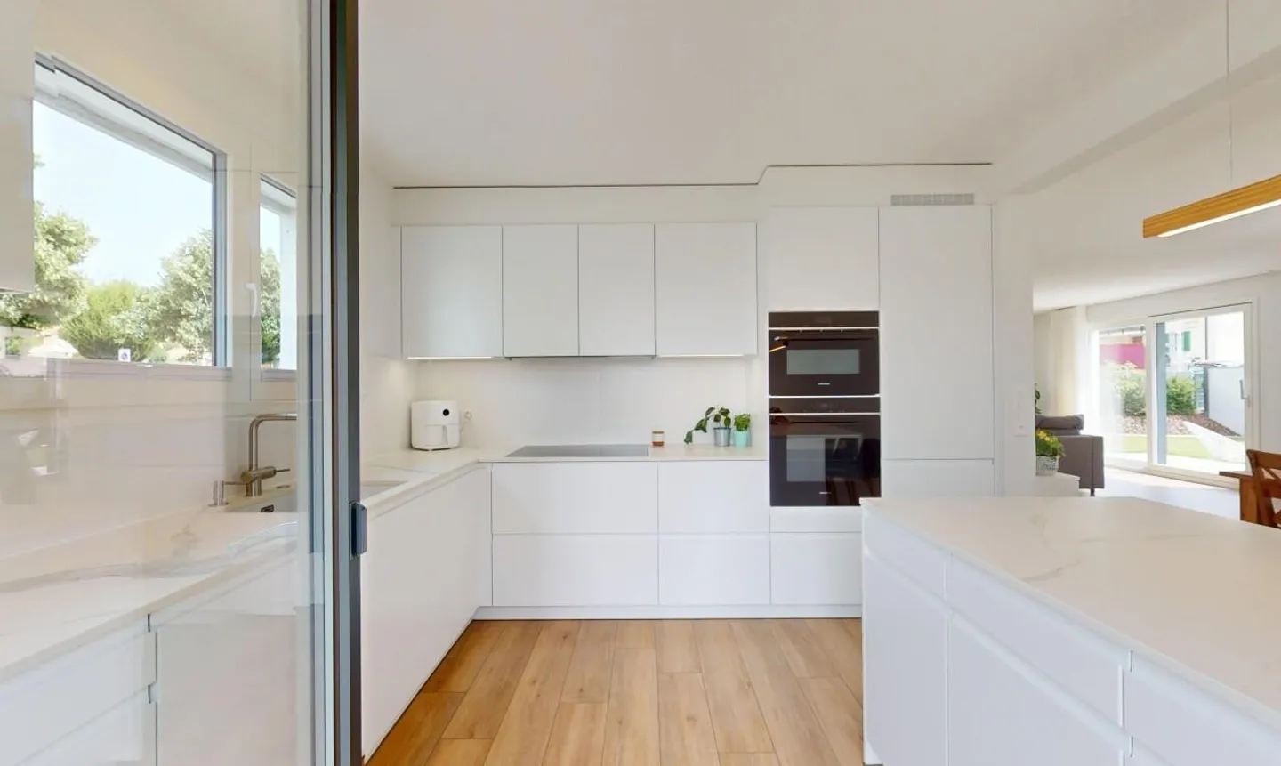 VILLA CONTEMPORAINE AUX FINITIONS SOIGNÉES DANS UN CADRE FAMILIAL - Photo 4 sur 11