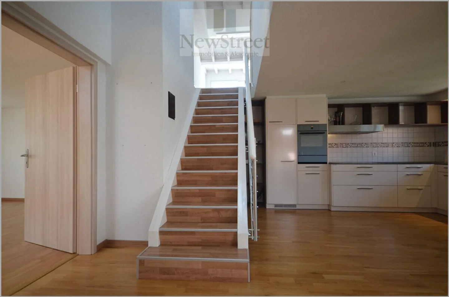 Grosszügige, moderne Attika-Maisonette mit traumhafter Aussicht! - Foto 6 von 13
