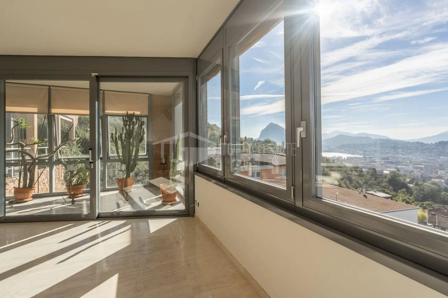 Villa mit Pool und Seeblick - Foto 13 von 14